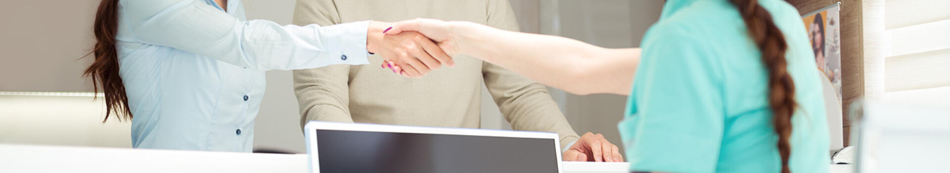 patient-doctor-shaking-hands